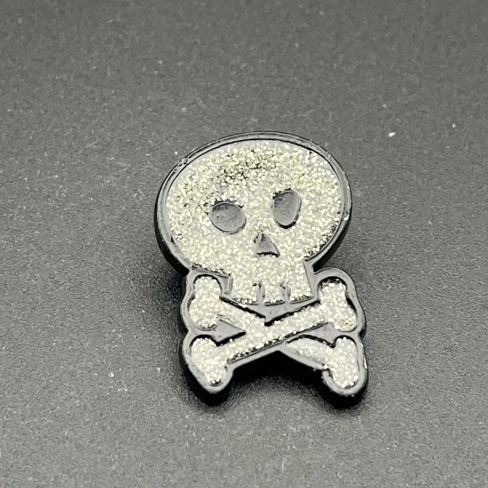 Skull & Crossbones Glitter Lapel Hat Pin‎